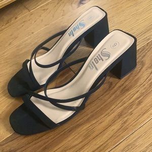 Black small heel shoe with straps that wrap around the foot🤍